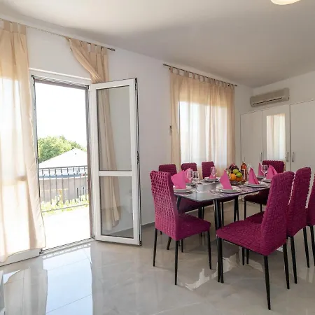 Apartment Zora In Seline, Near The Pebble *
