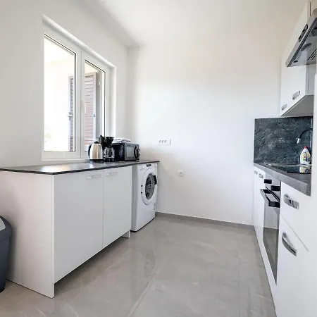 Apartment Zora In Seline, Near The Pebble